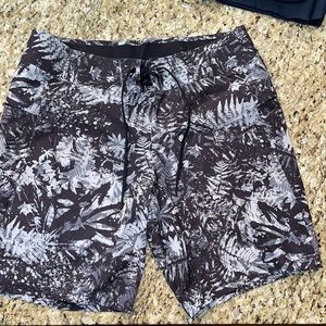 Men’s lulu lemon swim board shorts